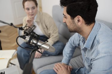 homem-e-mulher-executando-um-podcast-juntos-no-estudio